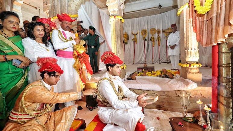 विजयादशमी पर शाही पोशाक में बेटे के साथ ज्योतिरादित्य सिंधिया ने की खास पूजा, देखें तस्वीरें, वीडियो