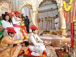 विजयादशमी पर शाही पोशाक में बेटे के साथ ज्योतिरादित्य सिंधिया ने की खास पूजा, देखें तस्वीरें, वीडियो विजयादशमी पर शाही पोशाक में बेटे के साथ ज्योतिरादित्य सिंधिया ने की खास पूजा, देखें तस्वीरें, वीडियो