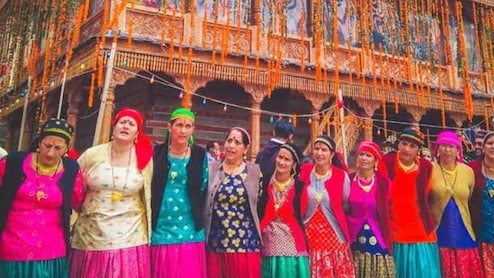 शादी में तीन गहनों से ज्यादा पहना, तो 50 हजार का जुर्माना, उत्तराखंड के दो गांव का गजब फरमान शादी में तीन गहनों से ज्यादा पहना, तो 50 हजार का जुर्माना, उत्तराखंड के दो गांव का गजब फरमान