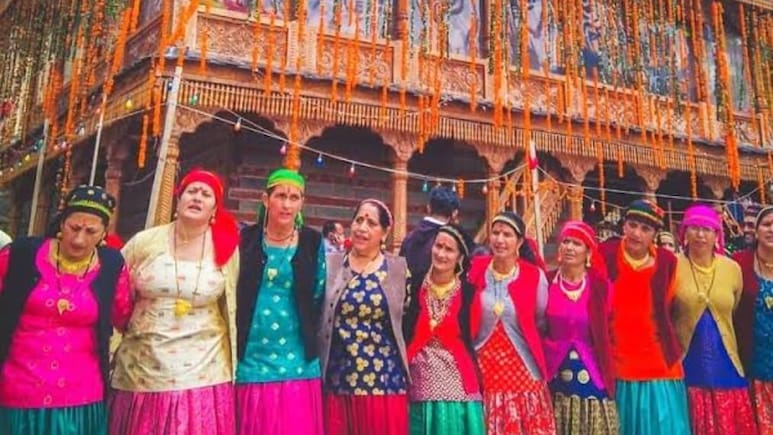 शादी में तीन गहनों से ज्यादा पहना, तो 50 हजार का जुर्माना, उत्तराखंड के दो गांव का गजब फरमान शादी में तीन गहनों से ज्यादा पहना, तो 50 हजार का जुर्माना, उत्तराखंड के दो गांव का गजब फरमान