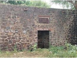Balotra Land Dispute: कलेक्टर के सामने ही 'जमीन का धर्मसंकट', भेड़ों का दफ्तर था प्लॉट, अब विकास के लिए बिकने की तैयारी Balotra Land Dispute: कलेक्टर के सामने ही 'जमीन का धर्मसंकट', भेड़ों का दफ्तर था प्लॉट, अब विकास के लिए बिकने की तैयारी