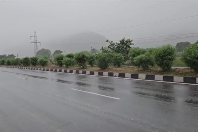 रातभर जारी बूंदाबांदी से सुबह सड़कें भीगी हुई नजर आईं. रातभर जारी बूंदाबांदी से सुबह सड़कें भीगी हुई नजर आईं.