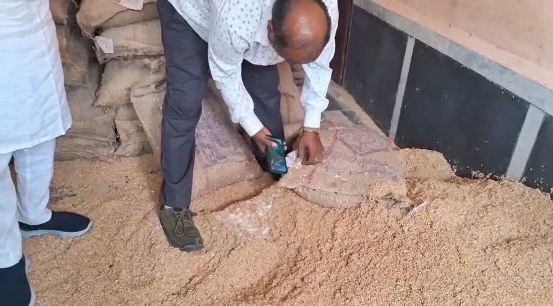 राशन दुकान पर पहुंचे सड़े हुए राशन की जांच करते अधिकारी राशन दुकान पर पहुंचे सड़े हुए राशन की जांच करते अधिकारी