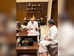 केसी वेणुगोपाल ने कांग्रेस अध्यक्ष खड़गे से की मुलाकात, शीघ्र स्वस्थ होने की कामना की केसी वेणुगोपाल ने कांग्रेस अध्यक्ष खड़गे से की मुलाकात, शीघ्र स्वस्थ होने की कामना की