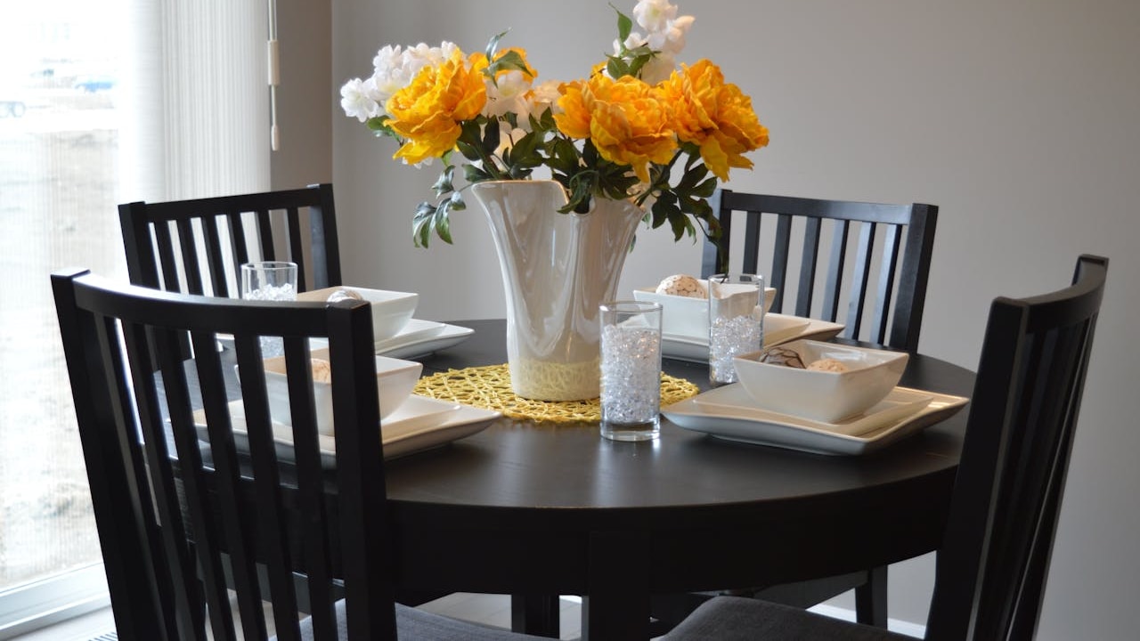 Here are the dining table essential you need for a scratch-free setup
