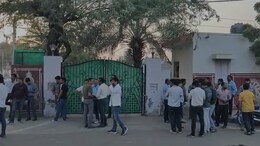 SDM ने डॉक्टरों से किया अभद्र व्यवहार, सड़क पर उतरे नाराज चिकित्सक; कार्य बहिष्कार की चेतावनी
