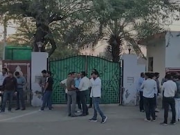 SDM ने डॉक्टरों से किया अभद्र व्यवहार, सड़क पर उतरे नाराज चिकित्सक; कार्य बहिष्कार की चेतावनी SDM ने डॉक्टरों से किया अभद्र व्यवहार, सड़क पर उतरे नाराज चिकित्सक; कार्य बहिष्कार की चेतावनी