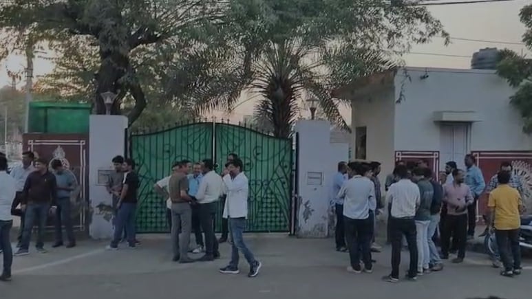 SDM ने डॉक्टरों से किया अभद्र व्यवहार, सड़क पर उतरे नाराज चिकित्सक; कार्य बहिष्कार की चेतावनी SDM ने डॉक्टरों से किया अभद्र व्यवहार, सड़क पर उतरे नाराज चिकित्सक; कार्य बहिष्कार की चेतावनी