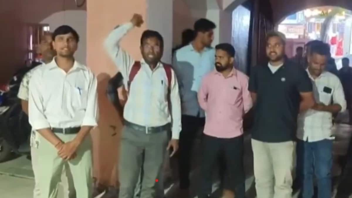 पटवारी संघ ने घटना के विरोध में देवली तहसील में प्रदर्शन किया पटवारी संघ ने घटना के विरोध में देवली तहसील में प्रदर्शन किया