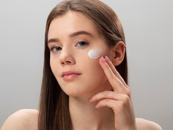 Best Night Sleeping Mask: स्किन पर आएगा इंस्&zwj;टेंट ग्&zwj;लो, हर कोई  पूछेगा- क्&zwj;या लगाया फेस पर