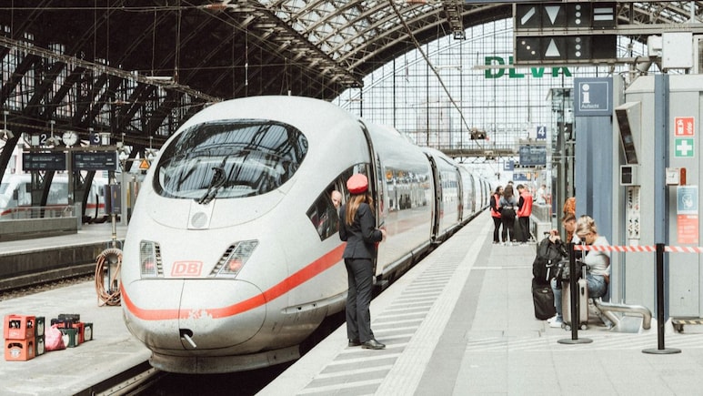 Why Are Train Roofs Curved? The Smart Science Behind The Shape