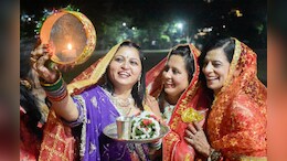 Karwa Chauth 2025: चांद दिखा, सुहागिनों ने खोला व्रत; करवा चौथ की रात ऐसा करने से बढ़ता है पति-पत्नी में प्यार