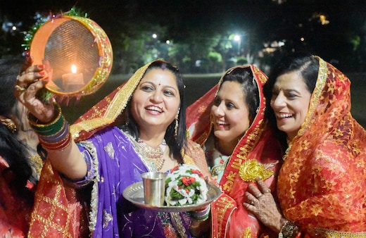 Karwa Chauth 2025 LIVE: चांद दिखा, सुहागिनों ने खोला व्रत; करवा चौथ की रात ऐसा करने से बढ़ता है पति-पत्नी के बीच प्यार