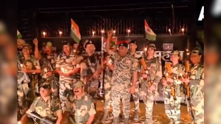 जैसलमेर में भारत-पाकिस्तान सीमा पर मोमबत्तियां जलाकर सुरक्षा बलों ने मनाई दिवाली जैसलमेर में भारत-पाकिस्तान सीमा पर मोमबत्तियां जलाकर सुरक्षा बलों ने मनाई दिवाली