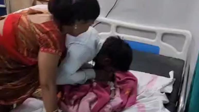मासूम को मुंह से ऑक्सीजन देता रहा चाचा, नहीं बची जान, बच्चे को शांत देख बिलख पड़ी मां, बंगाली पर लगाए आरोप मासूम को मुंह से ऑक्सीजन देता रहा चाचा, नहीं बची जान, बच्चे को शांत देख बिलख पड़ी मां, बंगाली पर लगाए आरोप