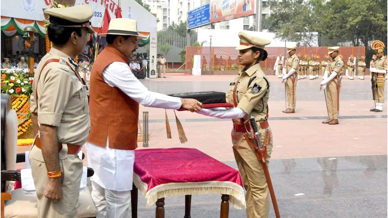 पुलिस स्मृति दिवस परेड: मुख्यमंत्री यादव ने शहीदों को दी श्रद्धांजलि, परिजनों से भी की मुलाकात पुलिस स्मृति दिवस परेड: मुख्यमंत्री यादव ने शहीदों को दी श्रद्धांजलि, परिजनों से भी की मुलाकात
