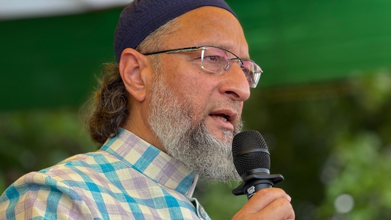 तेजस्वी पर भड़के ओवैसी, किशनगंज में दी चुनौती- "बाबू! चरमपंथी को तुम जरा अंग्रेजी में लिख के बताओ"