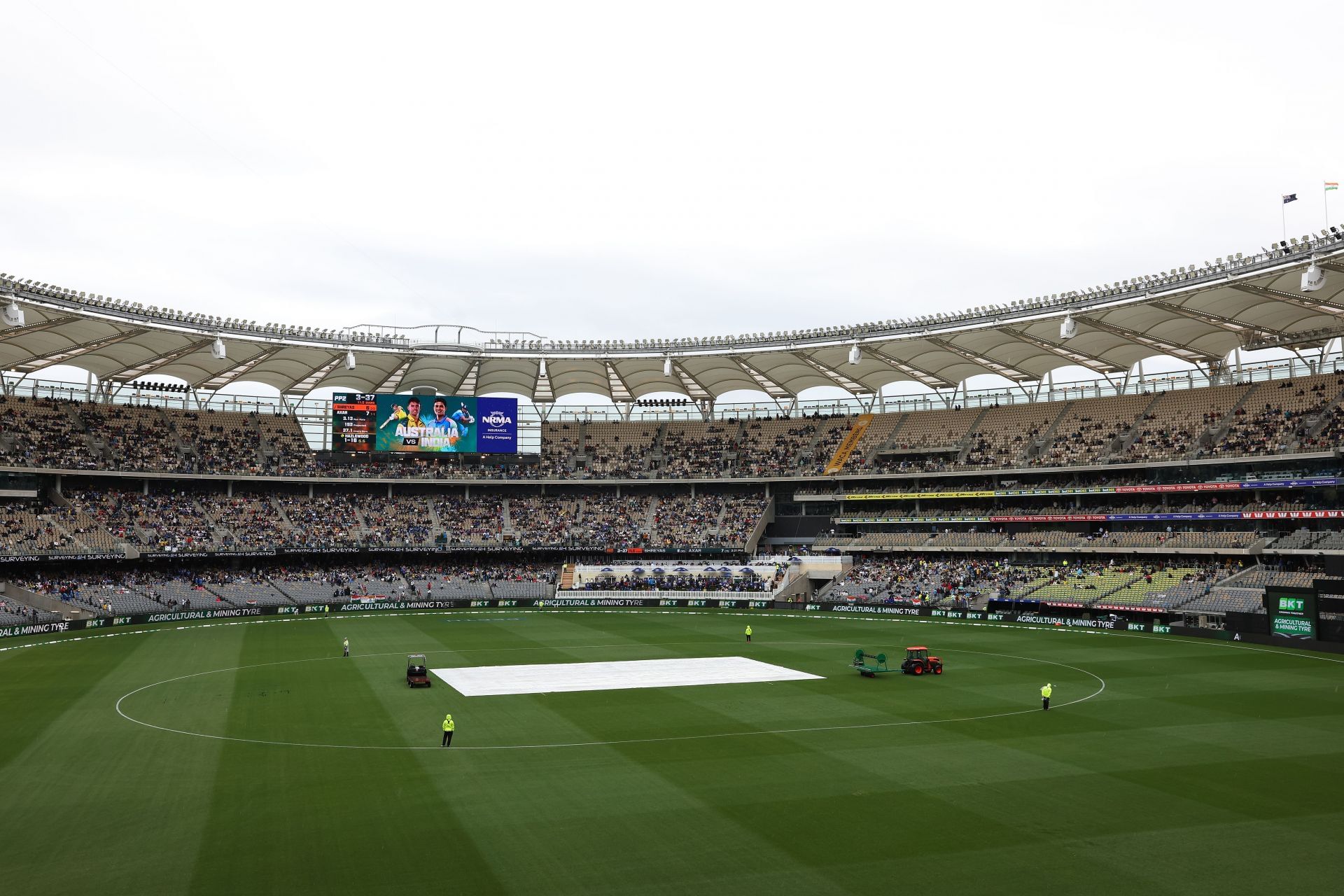 IND vs AUS Live Score: चौथी बार पर्थ में बारिश ने दी दस्तक, मैच रुका, खिलाड़ी ड्रेसिंग रूम में लौटे