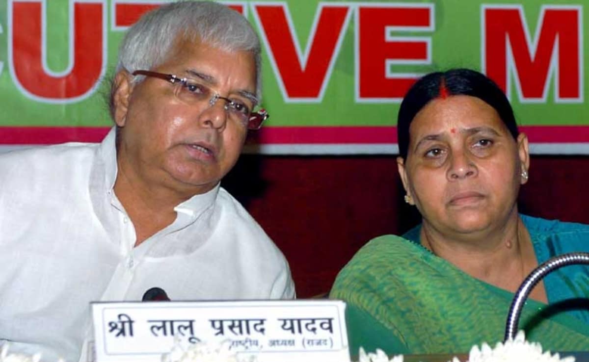 लालू यादव की पत्नी राबड़ी देवी भी बिहार की मुख्यमंत्री रही हैं. लालू यादव की पत्नी राबड़ी देवी भी बिहार की मुख्यमंत्री रही हैं.