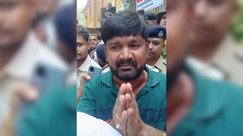 बिहार चुनाव... नामांकन दाखिल करने के तुरंत बाद आरजेडी उम्मीदवार गिरफ्तार बिहार चुनाव... नामांकन दाखिल करने के तुरंत बाद आरजेडी उम्मीदवार गिरफ्तार