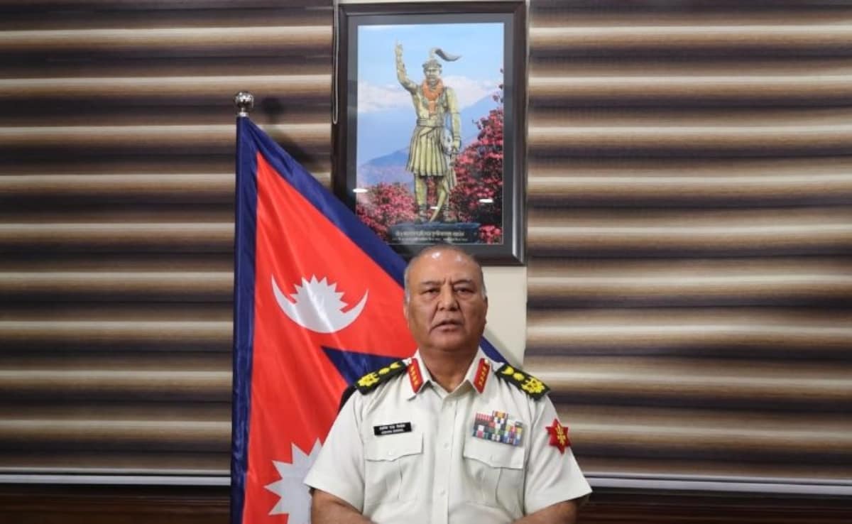 नेपाल के सेना प्रमुख जनरल अशोक सिगदेल की इस तस्वीर ने लोगों का ध्यान खींचा था. उनके पीछे लगी तस्वीर नेपाल के पहले राजा की है.