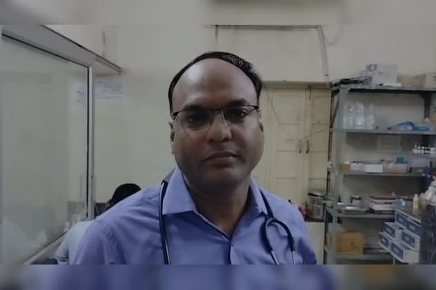 डॉ. हासम खान ने संत का प्राथमिक उपचार किया. डॉ. हासम खान ने संत का प्राथमिक उपचार किया.
