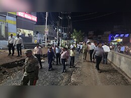 सड़क निर्माण की धीमीं रफ्तार को देख भड़कीं कलेक्टर, बीच सड़क ही अफसरों को लगाई फटकार  सड़क निर्माण की धीमीं रफ्तार को देख भड़कीं कलेक्टर, बीच सड़क ही अफसरों को लगाई फटकार