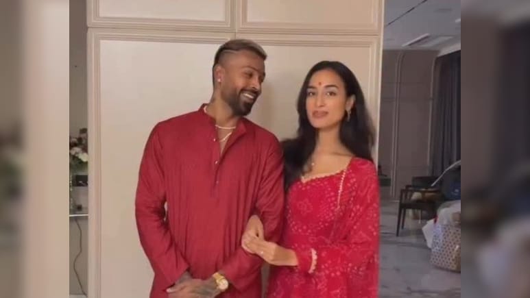 माहिका शर्मा संग हार्दिक पांड्या ने अपने रिश्ते को किया ऑफिशियल,एक-दूसरे का हाथ थामे आए नजर, देखें तस्वीरें माहिका शर्मा संग हार्दिक पांड्या ने अपने रिश्ते को किया ऑफिशियल,एक-दूसरे का हाथ थामे आए नजर, देखें तस्वीरें