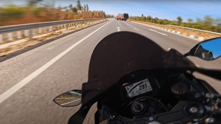 Kawasaki ZX-10R Rider Gets Reckless At 300 Kmph, Escapes Near-Fatal Mishap