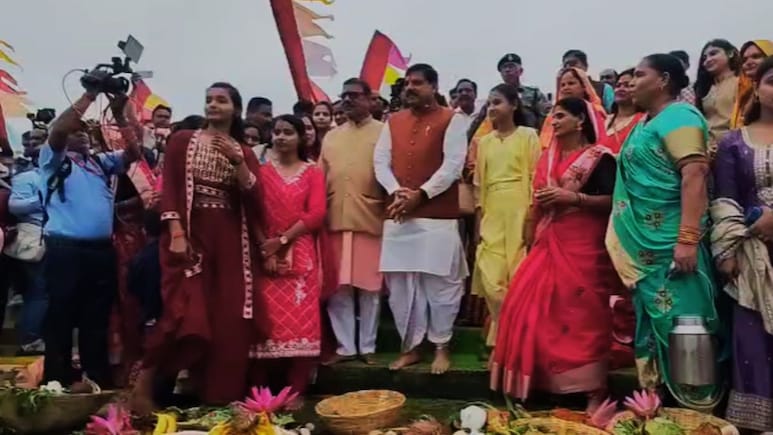 उज्जैन में बिना सूर्य उदय के छठ पूजा संपन्न, व्रती महिलाओं दिया अर्घ्य, सीएम मोहन यादव भी हुए शामिल  उज्जैन में बिना सूर्य उदय के छठ पूजा संपन्न, व्रती महिलाओं दिया अर्घ्य, सीएम मोहन यादव भी हुए शामिल