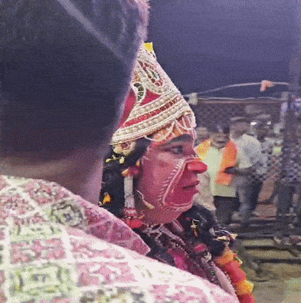 अजमेर में गिरते-गिरते बचे 'हनुमान'...आयोजकों ने गोद में उठाकर 'राम' को भीड़ से निकाला अजमेर में गिरते-गिरते बचे 'हनुमान'...आयोजकों ने गोद में उठाकर 'राम' को भीड़ से निकाला