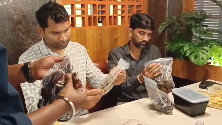 जलेबी में मिले तार के टुकड़े, ग्राहक ने PM कार्यालय से शिकायत की तो मचा हड़कंप, छापा मारने पहुंचे अधिकारी जलेबी में मिले तार के टुकड़े, ग्राहक ने PM कार्यालय से शिकायत की तो मचा हड़कंप, छापा मारने पहुंचे अधिकारी