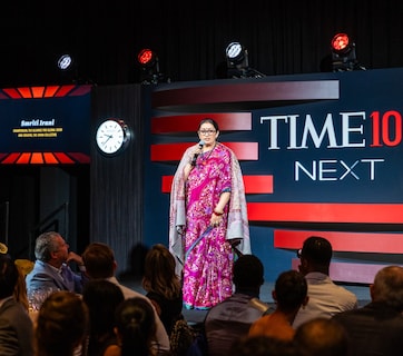 स्मृति ईरानी ने किया भारत का नाम रोशन, दुनिया के सामने पेश की 'स्पार्क द 100k कलेक्टिव' पहल