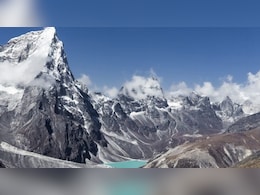 नेपाल के अन्नपूर्णा आधार शिविर में फंसे 17 भारतीय पर्यटकों को कुछ यूं बचाया गया नेपाल के अन्नपूर्णा आधार शिविर में फंसे 17 भारतीय पर्यटकों को कुछ यूं बचाया गया