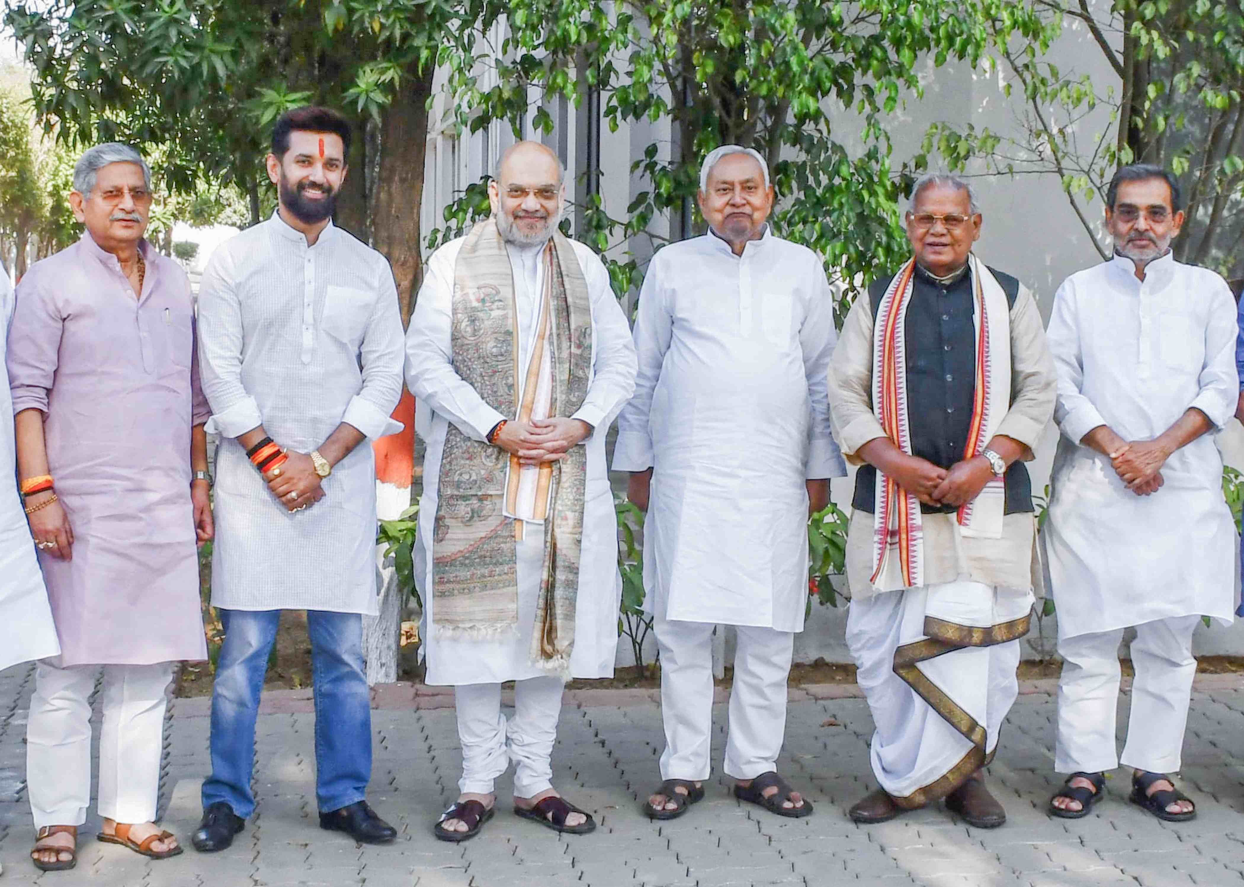 बिहार चुनाव LIVE: 15 सीटें नहीं, तो चुनाव नहीं... टिकट पर मांझी हुए इमोशनल, BJP की बढ़ गई टेंशन