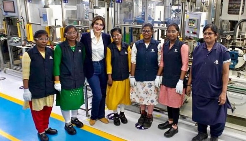 संजय कपूर की 30,000 करोड़ रुपये की संपत्ति की लड़ाई के बीच प्रिया सचदेव कपूर पहुंची सोना कॉम्स्टर के चेन्नई प्लांट, पोस्ट में कही ये बात