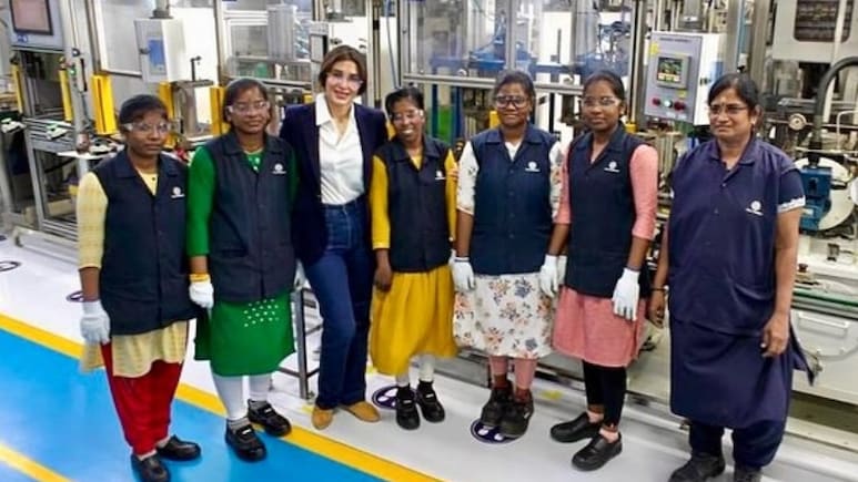 संजय कपूर की 30,000 करोड़ रुपये की संपत्ति की लड़ाई के बीच प्रिया सचदेव कपूर पहुंची सोना कॉम्स्टर के चेन्नई प्लांट, पोस्ट में कही ये बात