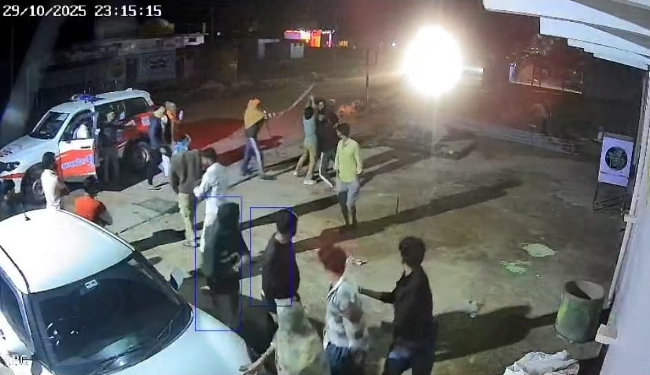Violent Clash Erupts Between Two Groups in Front of Police in Madhya Pradesh