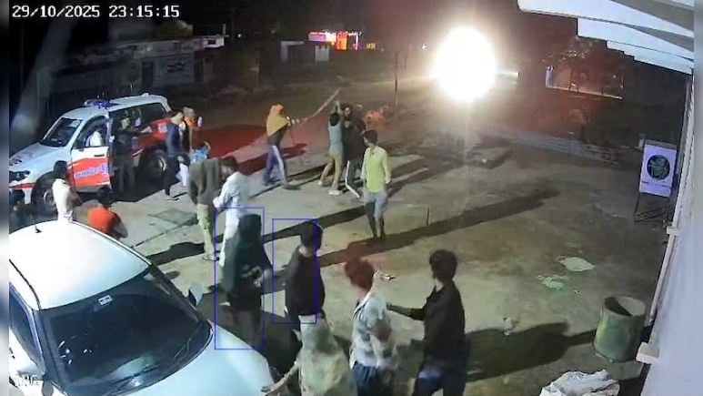 Video: Fierce Clash Between 2 Groups In Front Of Police In Madhya Pradesh Video: Fierce Clash Between 2 Groups In Front Of Police In Madhya Pradesh