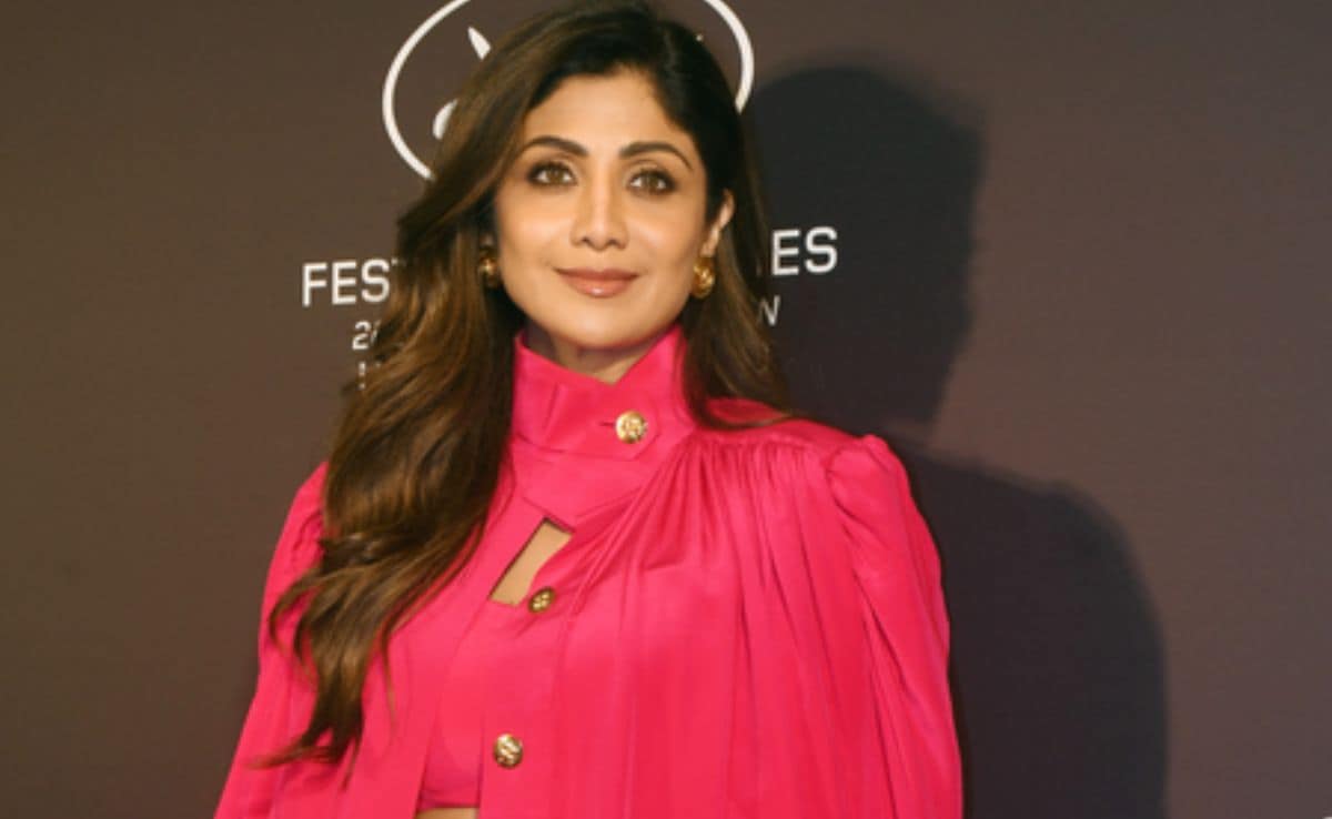 Shilpa Shetty’s Banded Feet Elevated Glute Bridge Exercise Has These Benefits