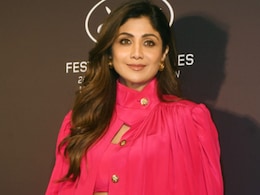 Shilpa Shetty’s Banded Feet Elevated Glute Bridge Exercise Has These Benefits