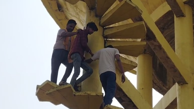 गजब हो गया! 80 फीट ऊंची टंकी पर चढ़ा था युवक, नीचे जमा हुई भीड़ ने कूदने से रोका, फिर जो पता चला तमतमा गए लोग गजब हो गया! 80 फीट ऊंची टंकी पर चढ़ा था युवक, नीचे जमा हुई भीड़ ने कूदने से रोका, फिर जो पता चला तमतमा गए लोग