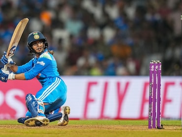 India vs Australia Match LIVE Score: हरमनप्रीत अर्द्धशतक के करीब, भारत को 27 ओवर में बनाने हैं 201 रन