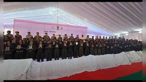 सरेंडर करने कार में बैठकर पहुंचा एक करोड़ का इनामी नक्सली रुपेश, 210 साथियों संग CM साय के सामने डाल दिए हथियार