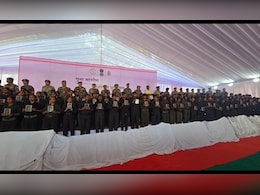 सरेंडर करने कार में बैठकर पहुंचा एक करोड़ का इनामी नक्सली रुपेश, 210 साथियों संग CM साय के सामने डाल दिए हथियार सरेंडर करने कार में बैठकर पहुंचा एक करोड़ का इनामी नक्सली रुपेश, 210 साथियों संग CM साय के सामने डाल दिए हथियार