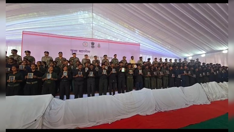 सरेंडर करने कार में बैठकर पहुंचा एक करोड़ का इनामी नक्सली रुपेश, 210 साथियों संग CM साय के सामने डाल दिए हथियार सरेंडर करने कार में बैठकर पहुंचा एक करोड़ का इनामी नक्सली रुपेश, 210 साथियों संग CM साय के सामने डाल दिए हथियार
