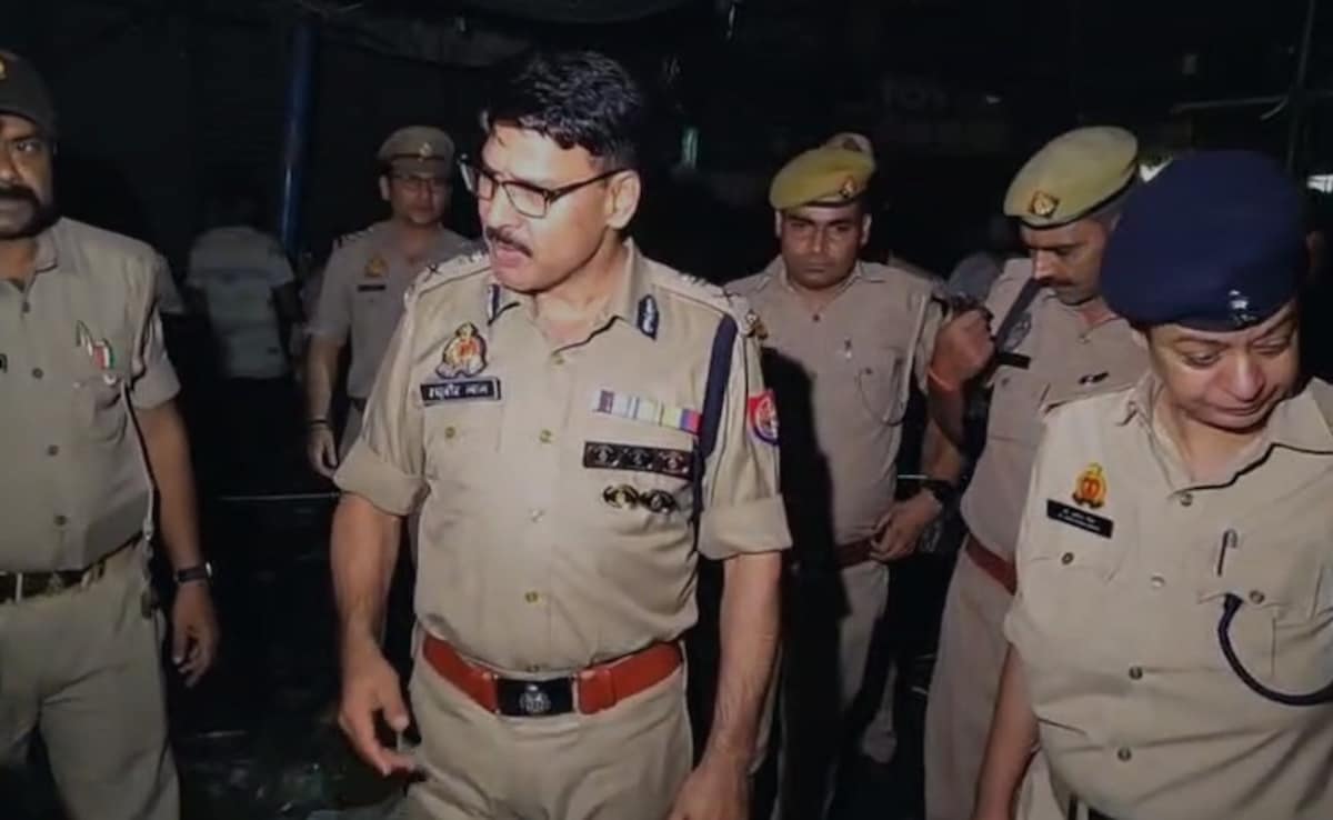 मौके पर पुलिस कमिश्नर अपनी टीम के साथ पहुंच गए मौके पर पुलिस कमिश्नर अपनी टीम के साथ पहुंच गए
