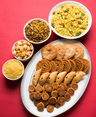 10 Crispy Diwali Snacks You Can Store For Long