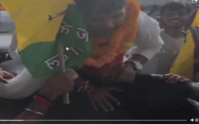 जब भैंस पर बैठकर नामांकन करने पहुंचे तेज प्रताप यादव की पार्टी के उम्मीदवार, वीडियो हुआ वायरल जब भैंस पर बैठकर नामांकन करने पहुंचे तेज प्रताप यादव की पार्टी के उम्मीदवार, वीडियो हुआ वायरल