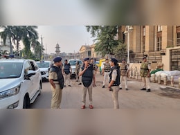 ग्वालियर पुलिस अलर्ट मोड पर, चप्पे-चप्पे पर भारी सुरक्षाबल तैनात, आईजी, डीआईजी और SSP भी सड़कों पर उतरे ग्वालियर पुलिस अलर्ट मोड पर, चप्पे-चप्पे पर भारी सुरक्षाबल तैनात, आईजी, डीआईजी और SSP भी सड़कों पर उतरे